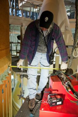 Технический специалист готовится к работе с компьютерным радиографом  для сканирования бака  (фото: NASA/Frankie Martin).