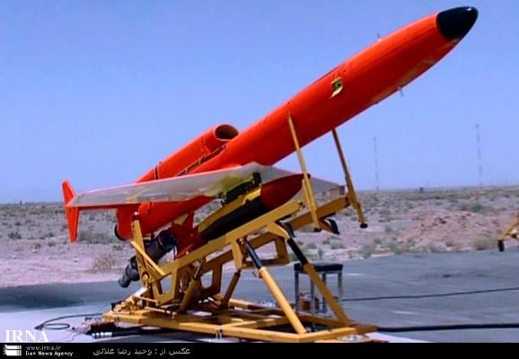 ударный БЛА Karrar со стартовым хвостовым ускорителем и подвешенной под основанием крыла бомбой